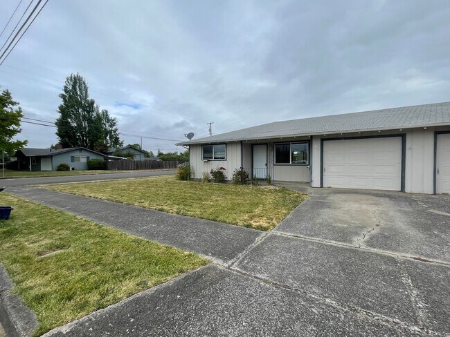 Foto del edificio - Great Pet Friendly Two Bedroom Duplex in Lebanon!