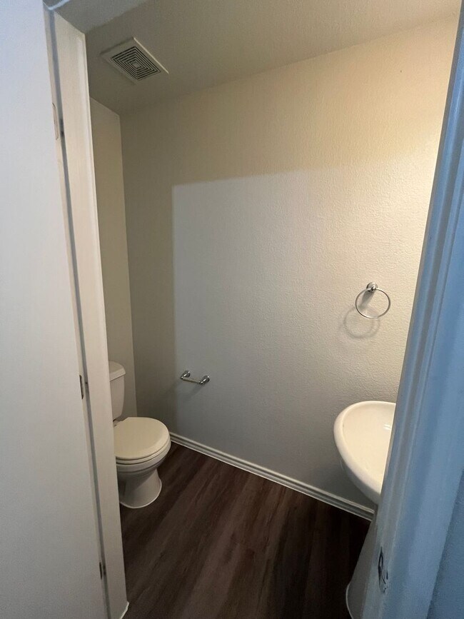 Building Photo - 3/2 in the heart of Del Valle