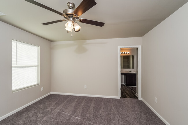 Building Photo - 3 Bedroom in Tucker Farms