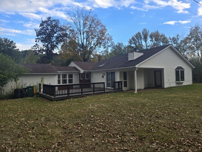 Foto del edificio - 24955 Westmoreland Dr