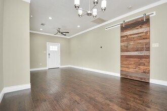 Building Photo - 318 Ennis St