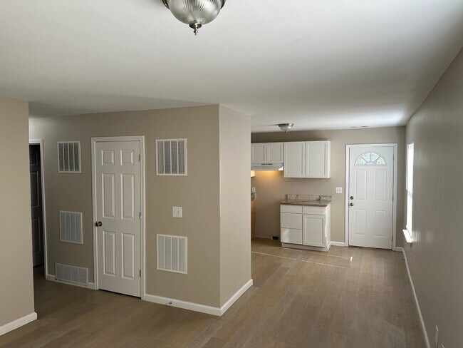 Building Photo - 3 bed 1 bath home located, recently update...