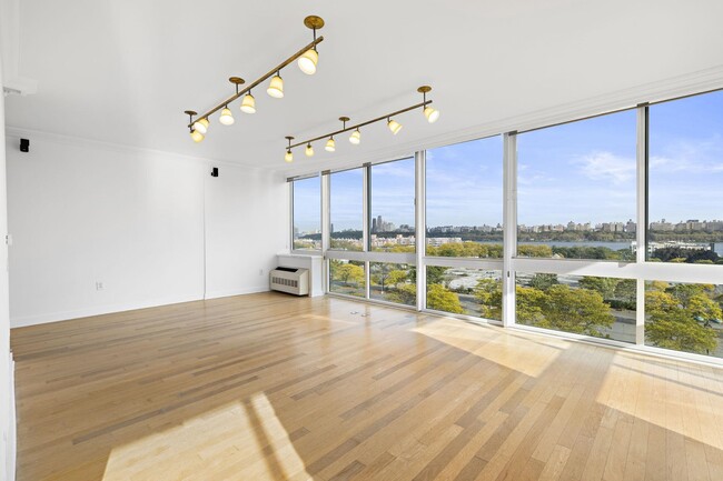 Foto del edificio - 818 Hudson Park