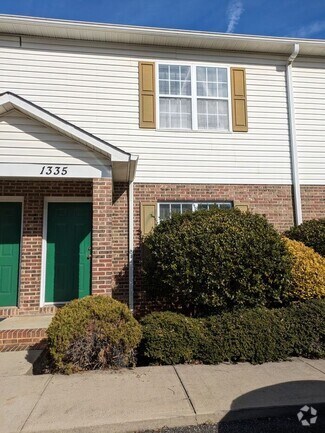 Building Photo - 1335 14th St Dr NE