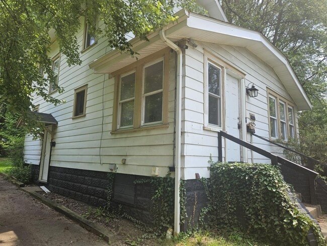 Building Photo - 669 Inman St