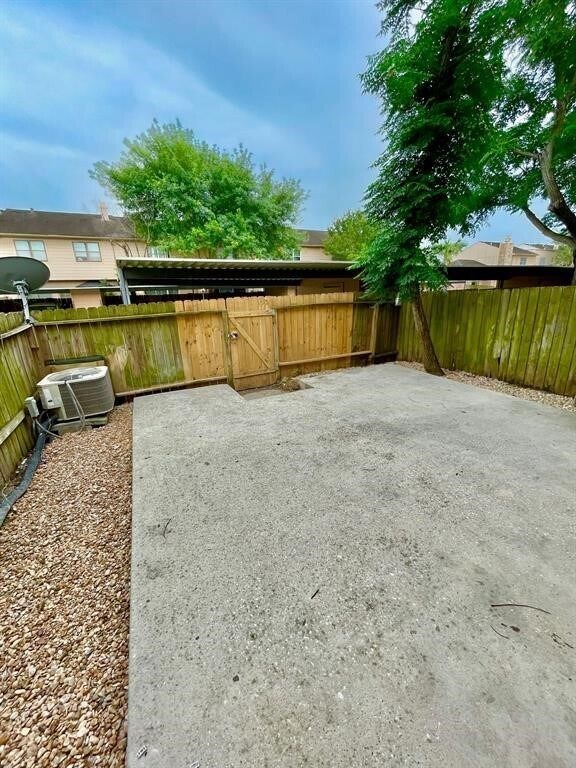 Building Photo - 7700 Creekbend Dr