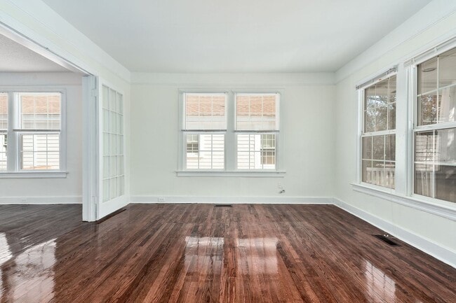 Building Photo - Classic Charleston Home with Modern Comforts!
