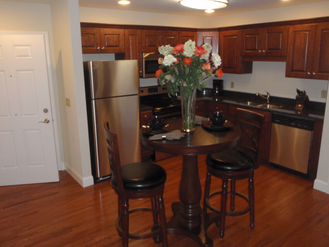 Typical kitchen dining room arrangement. - 1095 Main St