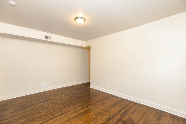 Building Photo - 909 W Agatite Ave