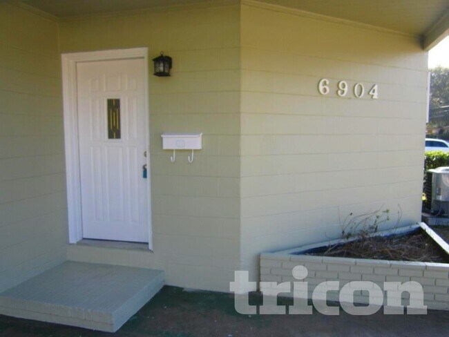 Foto del edificio - 6904 Holiday Rd N