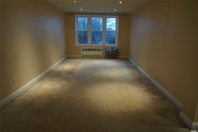 Building Photo - 65-15 Alderton St