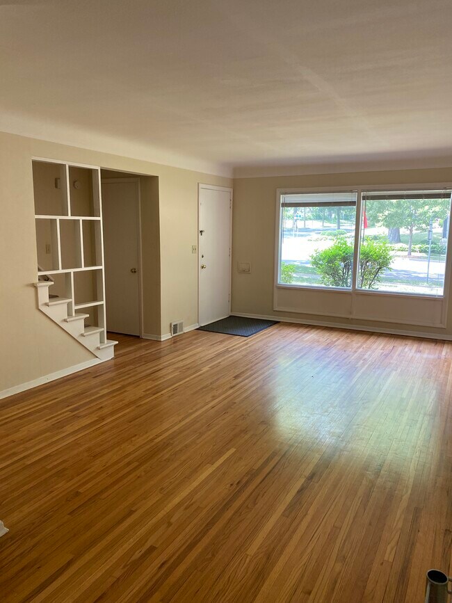 Large living room - 4853 Nicollet Ave So
