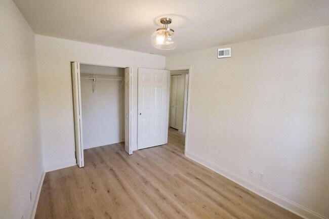 Building Photo - Spacious 2 Bedroom, 2 Bathroom Condominium...