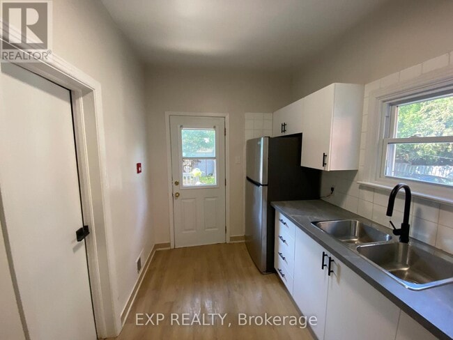 Building Photo - 162 Ivy Crescent