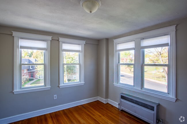 Bedroom - Parkwood Manor Apartments