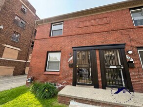 Building Photo - 377 Merton Rd