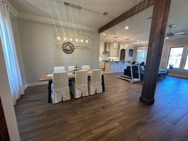 Building Photo - Gorgeous Updated 3 Bedroom Home - Only 5 y...