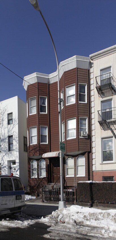 Building Photo - 81 Calyer St