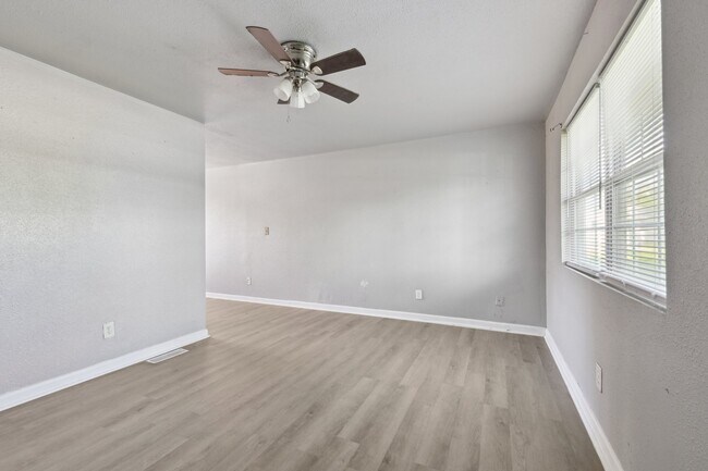 Foto del edificio - 1604 Parklane Dr