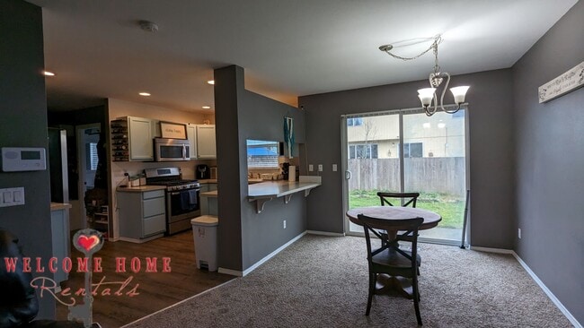 Building Photo - Wonderful Yelm home with large fenced yard...
