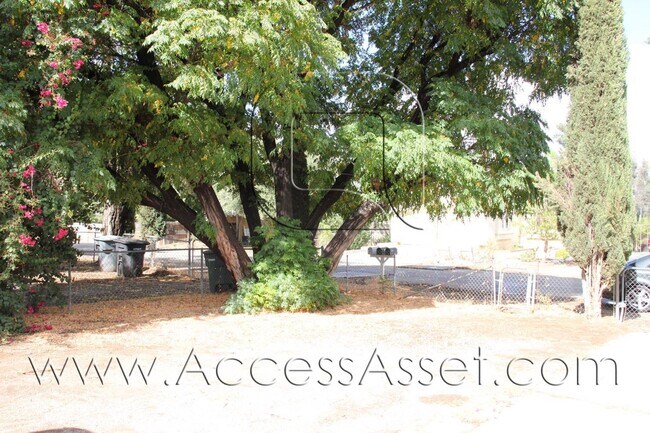 Foto del edificio - Cozy 2 Bed/1 Bath Home With Large Yard!