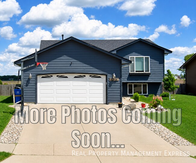 Building Photo - Gorgeous 3 Bedroom, 2 Bath Home with a colorful layout