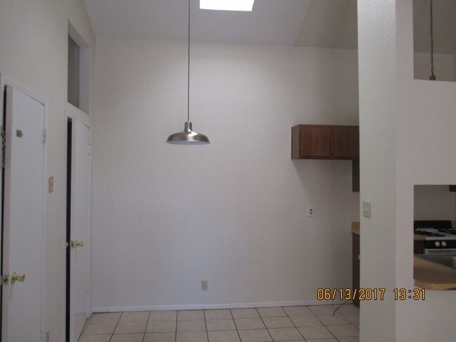 Building Photo - WESTSIDE: 2 BR 1 BTH