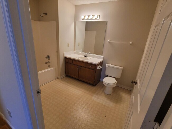 Building Photo - READY TO MOVE IN !!  2 Beds/2Baths!