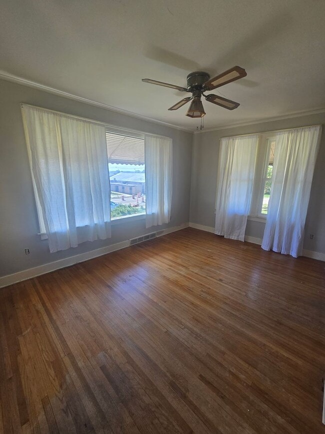 Building Photo - 2 Bedroom, 1 bonus room, and 2 bathroom house