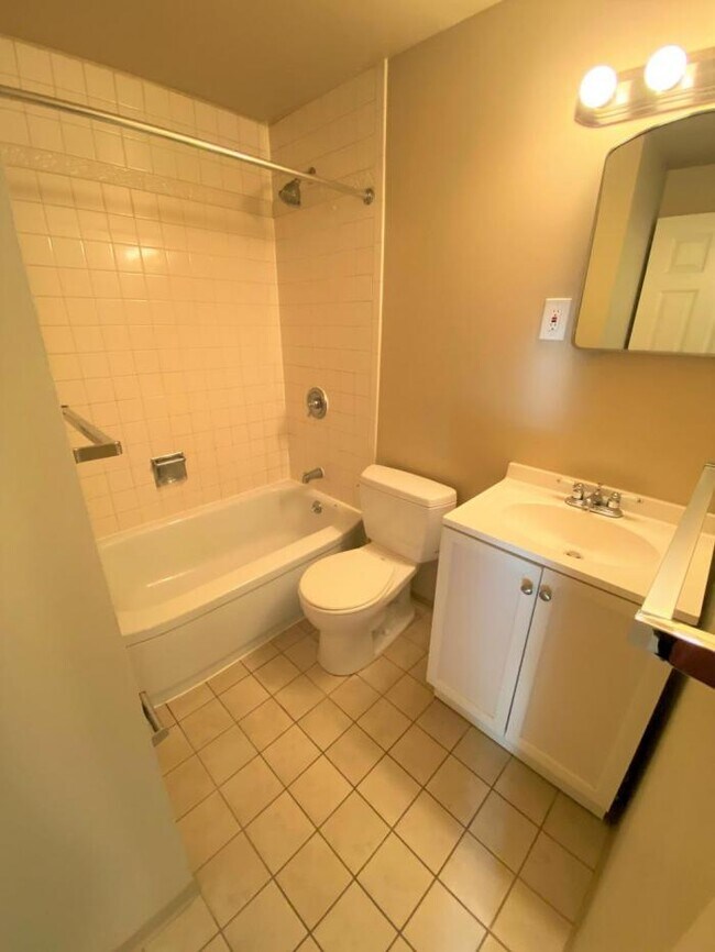 Building Photo - 1 bedroom in Seattle WA 98109