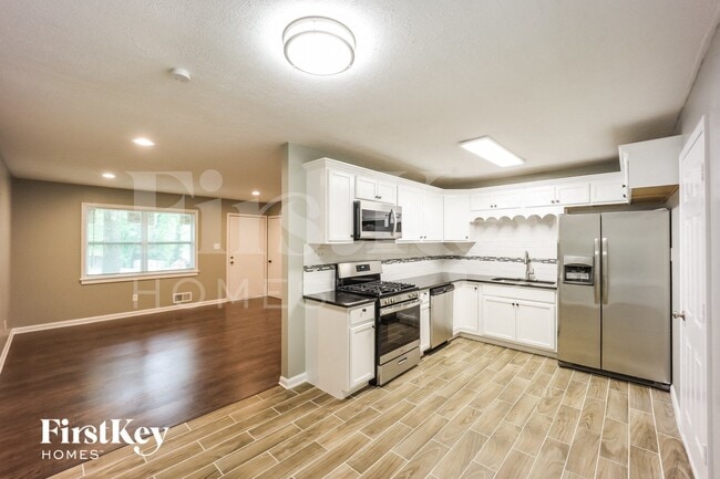 Building Photo - 743 Oak Dr