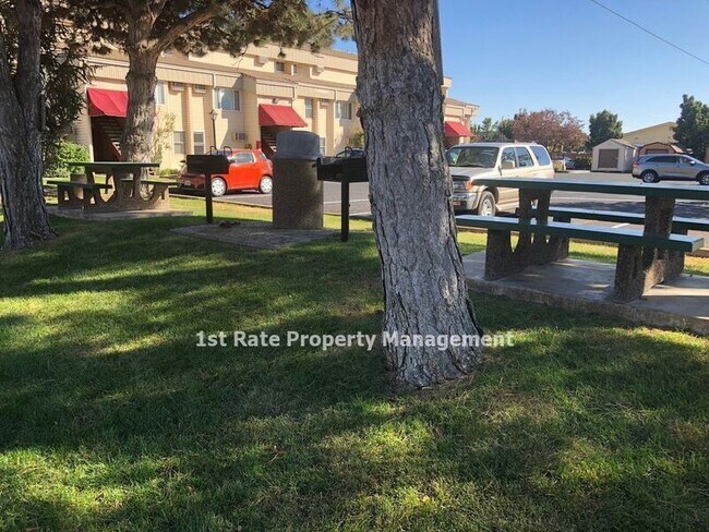 Foto del edificio - 1681 N Laurel St