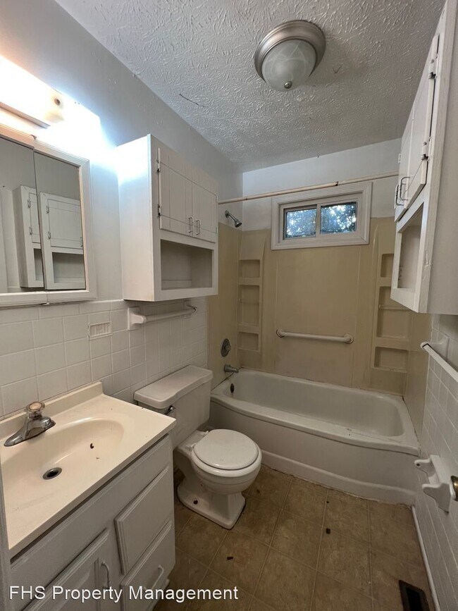 Building Photo - 2 br, 1 bath House - 527 W. Silsby