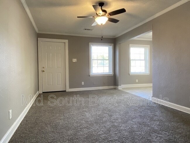Building Photo - 2329 Longstreet Dr