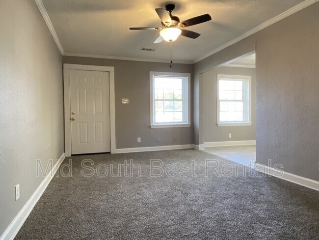 Foto del edificio - 2329 Longstreet Dr