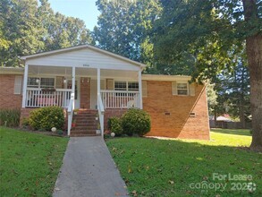 Building Photo - 2316 Woodbridge Dr