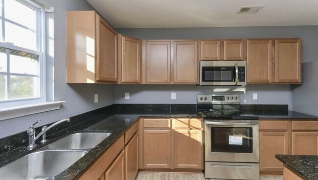 Building Photo - Enjoy the perfect blend of luxury, comfort...