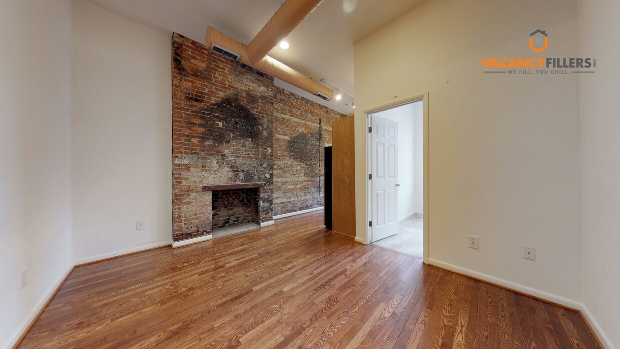 Primary Photo - 220 W Monument St