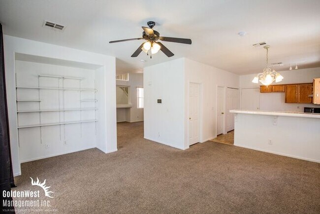 Foto del edificio - Bright & Spacious 3Bdm 2.5Ba Home with Private Backyard in Las Vegas