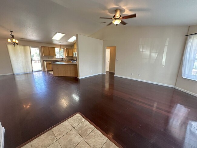 Building Photo - Beautiful 4 bed, 2 bath home