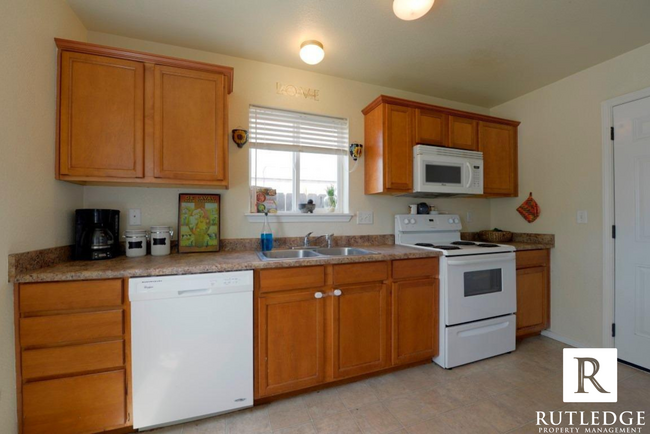Foto del edificio - 3 bedroom 2 1/2 bath, 1245 sq. ft., townho...