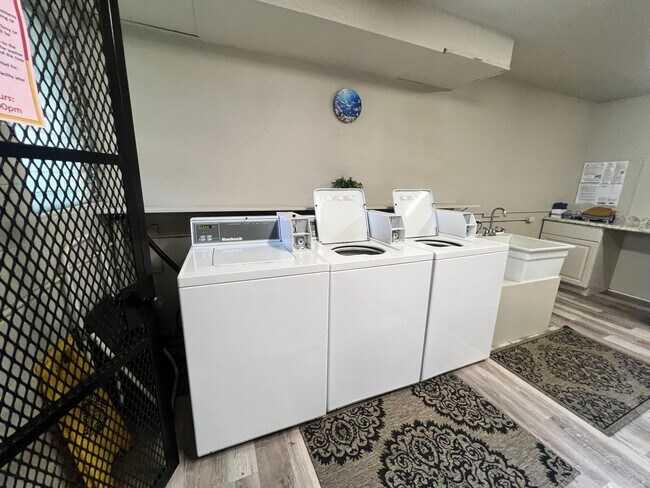 Building Photo - Waikiki - Ohua Gardens studio available now!