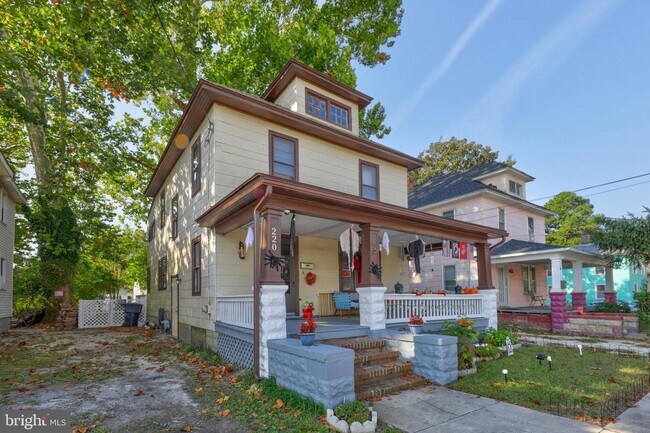 Building Photo - 220 Hazel Ave