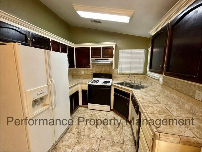 Building Photo - Cute 3 Bed/2 Bath SW Bakersfield Home w RB...