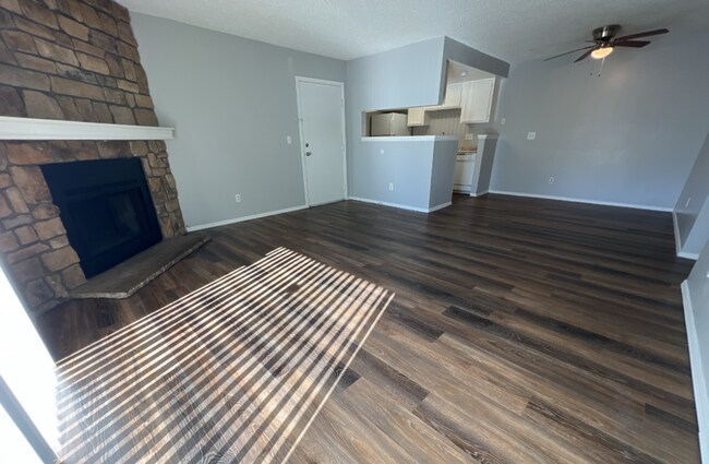 Building Photo - Spacious ground level 3 bedroom Condo in R...