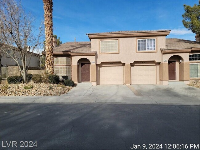 Foto del edificio - TOWNHOME WITH TWO PRIMARY-SIZED BEDROOMS!!