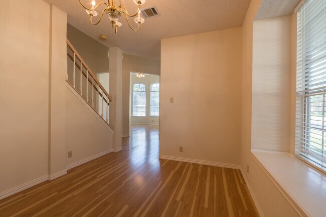 Foto del edificio - Stunning 2-Story, 3 Bed, 2.5 Bath Brick Ho...