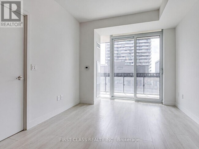 Photo du bâtiment - 8 Eglinton Ave E