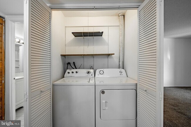 Foto del edificio - 6101 Hilltop Dr