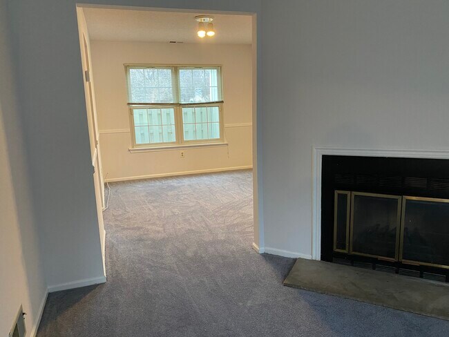 Building Photo - 24 Pond View Dr